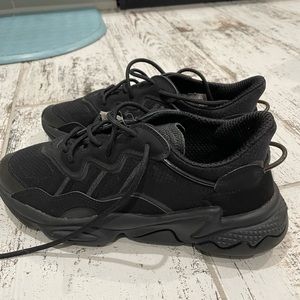 NWT men’s Ozweego adidas sneakers size 9.5